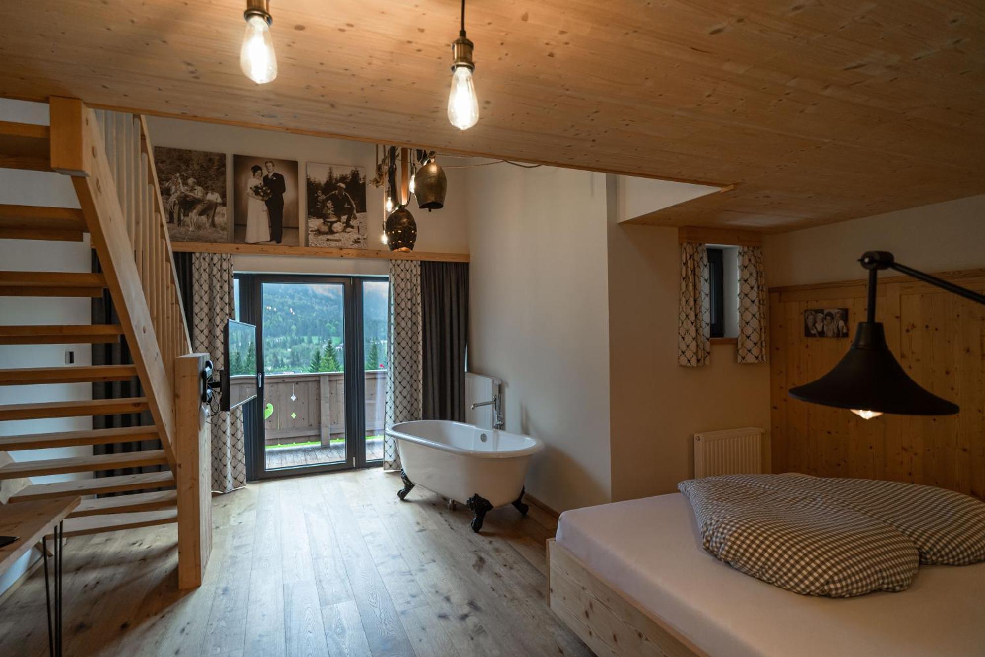 Hotel Landhaus Tirolerherz Санкт Улрих ам Пилерзее Стая снимка