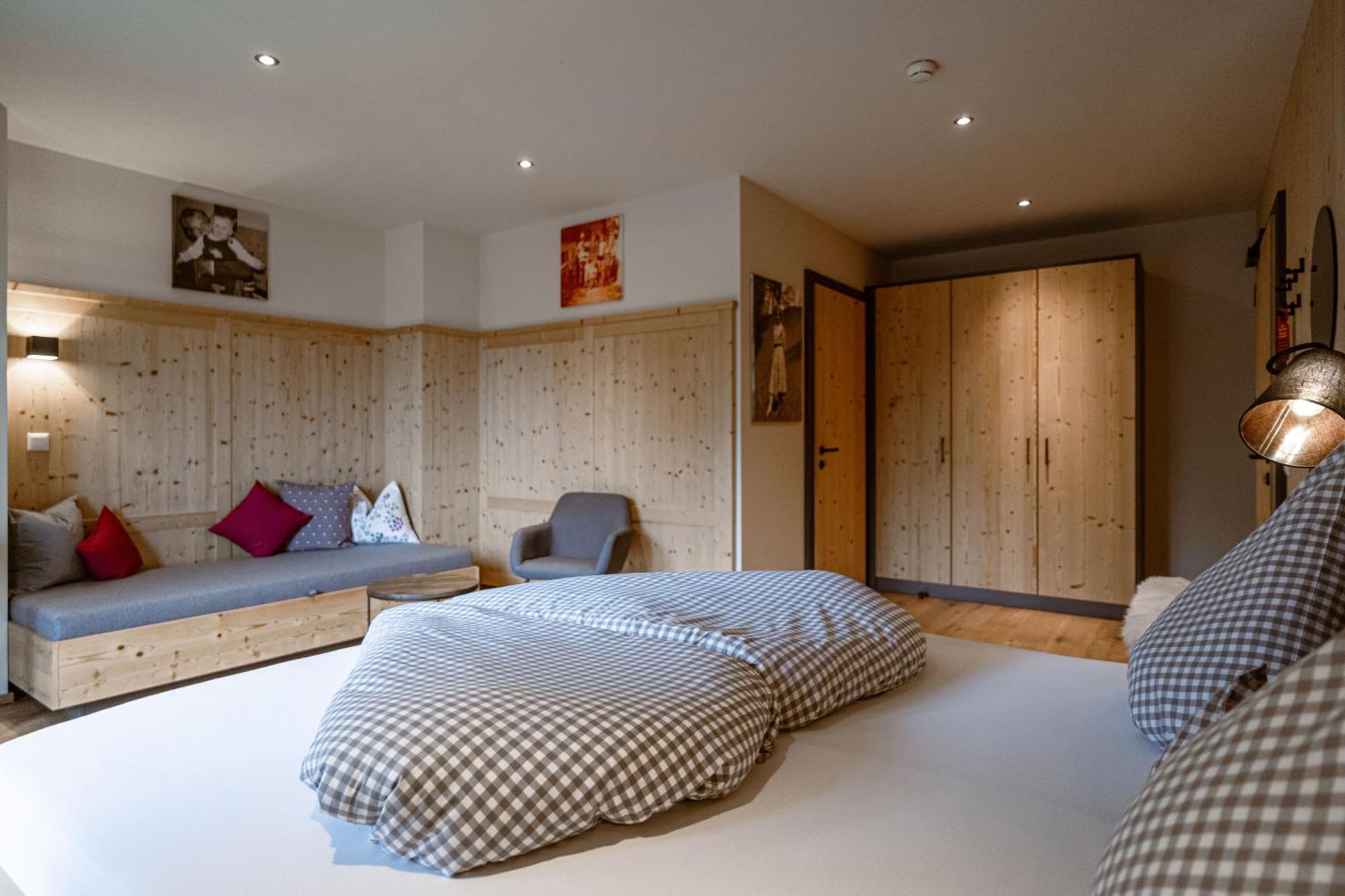 Hotel Landhaus Tirolerherz Санкт Улрих ам Пилерзее Стая снимка